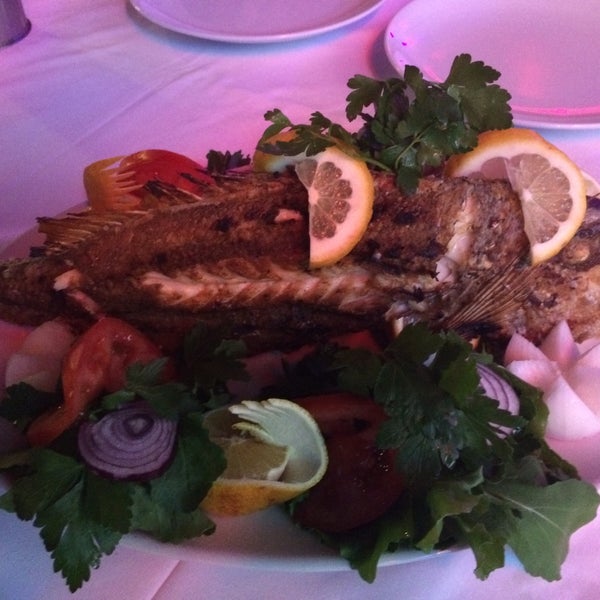 5/18/2015에 N.Tunç ☪.님이 Ömür Liman Restaurant에서 찍은 사진