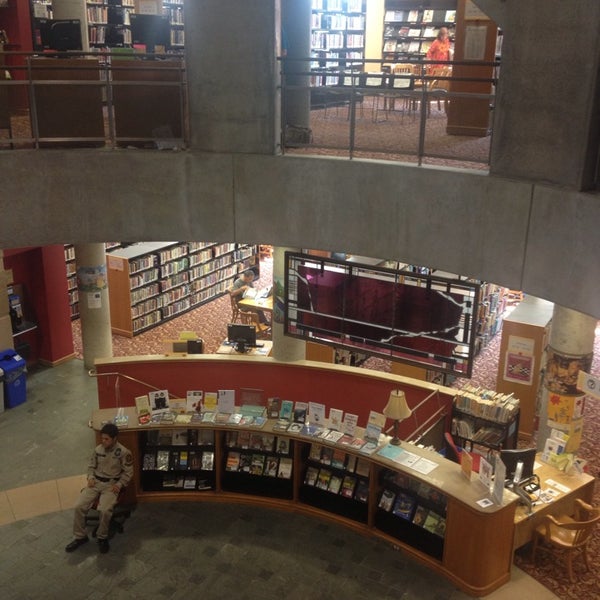 Photo prise au Toronto Public Library - Lillian H. Smith Branch par Valerie T. le7/31/2013
