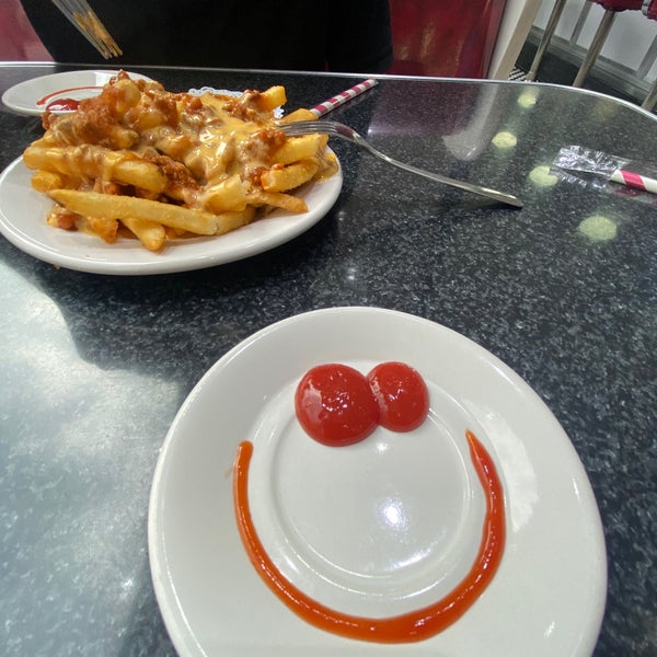 Photo taken at Johnny Rockets by Hugo S. on 8/18/2022