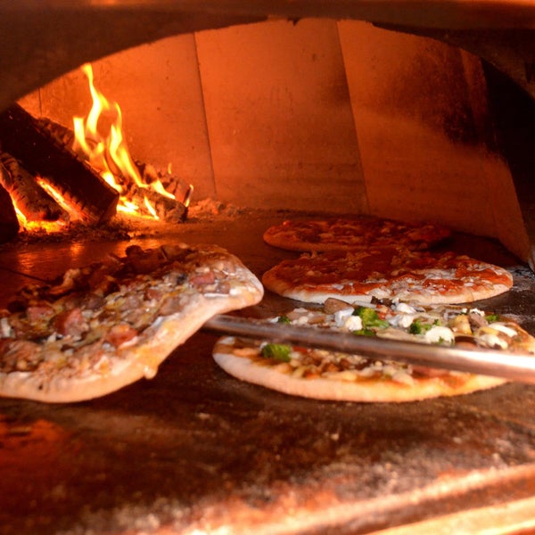8/19/2014 tarihinde GreenFire Restaurant Bar &amp; Bakery-Woodfire Pizzaziyaretçi tarafından GreenFire Restaurant Bar &amp; Bakery-Woodfire Pizza'de çekilen fotoğraf
