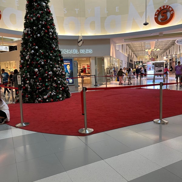 Foto diambil di Dolphin Mall oleh Abdulaziz pada 12/29/2022