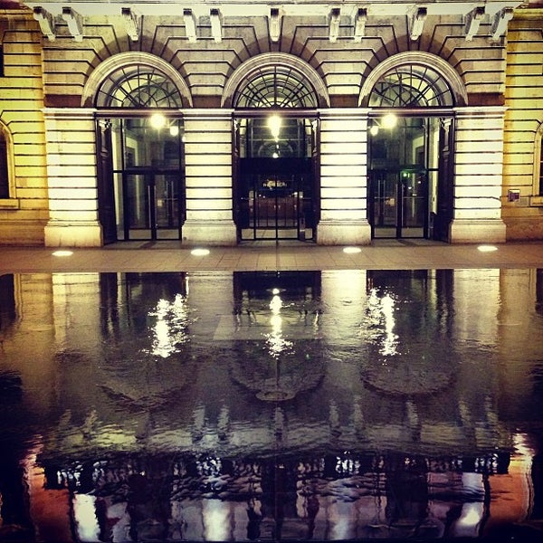 รูปภาพถ่ายที่ Hôtel de Ville d&#39;Annecy โดย Sam L. เมื่อ 5/7/2013