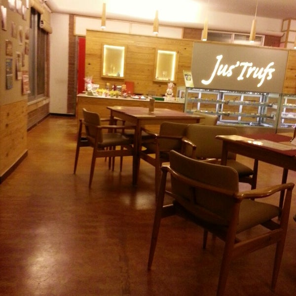 Снимок сделан в Jus&#39;Trufs Chocolate Shop and Cafe - Jakkur пользователем Lilinestar G. 5/18/2013