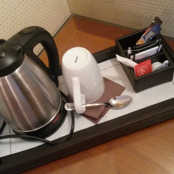 L' Hôtel De Seine propose désormais des plateaux de courtoisie dans toutes ses chambres!! Hotel De Seine decided to put a gray with a kettle, coffee and tea in every room!
