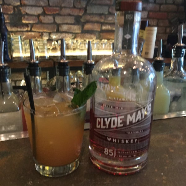 Foto tomada en White Oak Oyster Bar &amp; Cocktail Lounge  por Lisa P. el 5/19/2016