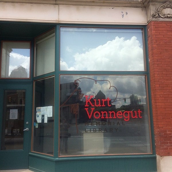 Foto tirada no(a) Kurt Vonnegut Memorial Library por Karen P. em 5/17/2014