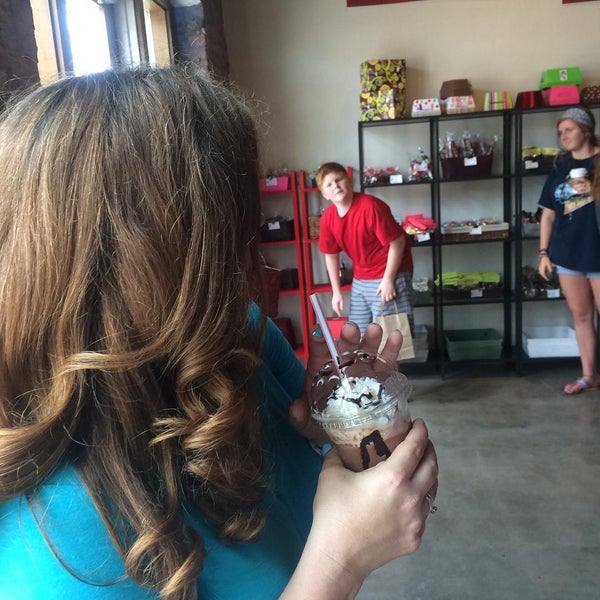 7/18/2015 tarihinde Karen P.ziyaretçi tarafından Hot Chocolatier'de çekilen fotoğraf