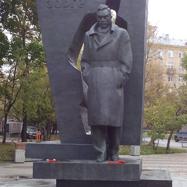 Памятник зорге в москве