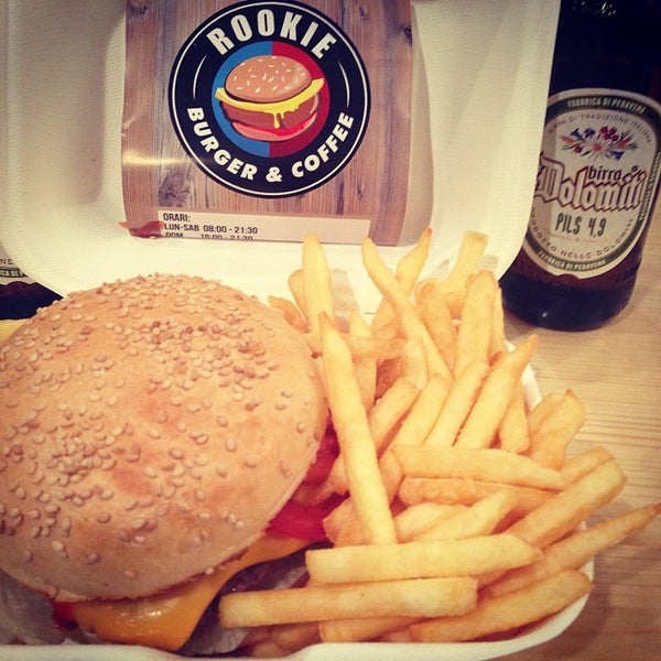 Foto diambil di Rookie Burger &amp; Coffee oleh Matteo M. pada 1/24/2014