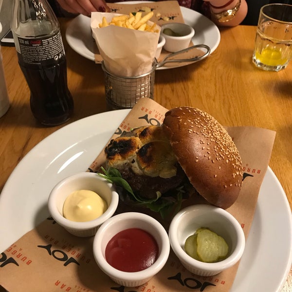Foto tirada no(a) Joy Burger Bar &amp; Grill por Aydin S. em 1/22/2019