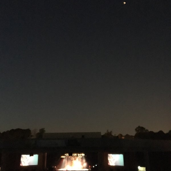 Foto tomada en Lakewood Amphitheatre  por Colt B. el 10/29/2016