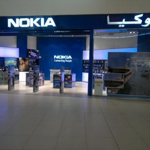 Снимок сделан в Nokia store пользователем Osama N. 10/17/2012