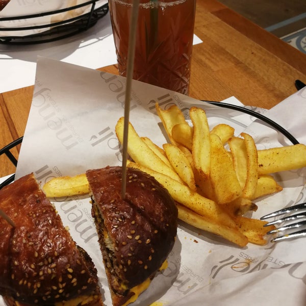 1/18/2018 tarihinde Serhan Ö.ziyaretçi tarafından Mengoli Burgers Steak Fries'de çekilen fotoğraf