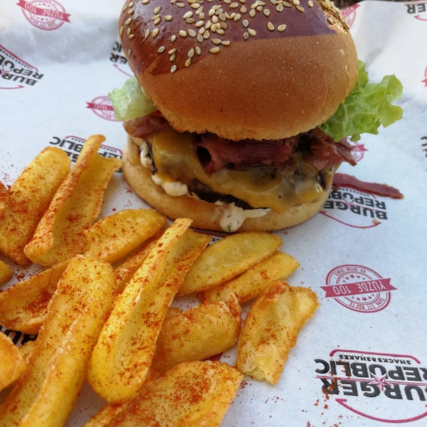 Foto diambil di Burger Republic oleh Serhan Ö. pada 4/23/2018