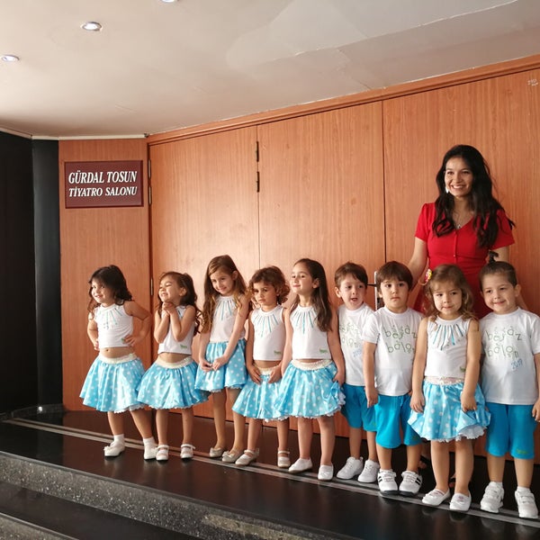 Das Foto wurde bei Narlıdere Atatürk Kültür Merkezi von Serhan Ö. am 5/19/2019 aufgenommen