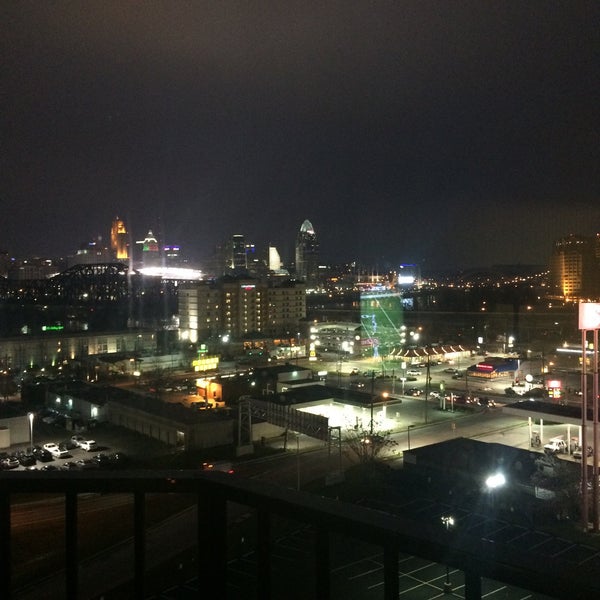 Foto scattata a Radisson Hotel Cincinnati Riverfront da Amelia il 12/6/2014