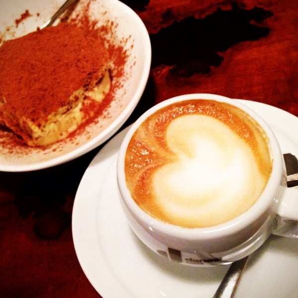 11/24/2013 tarihinde Aida A.ziyaretçi tarafından Cavalli Cafe'de çekilen fotoğraf