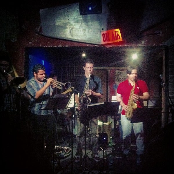 Photo prise au Jazz nos Fundos par Camila P. le12/16/2012