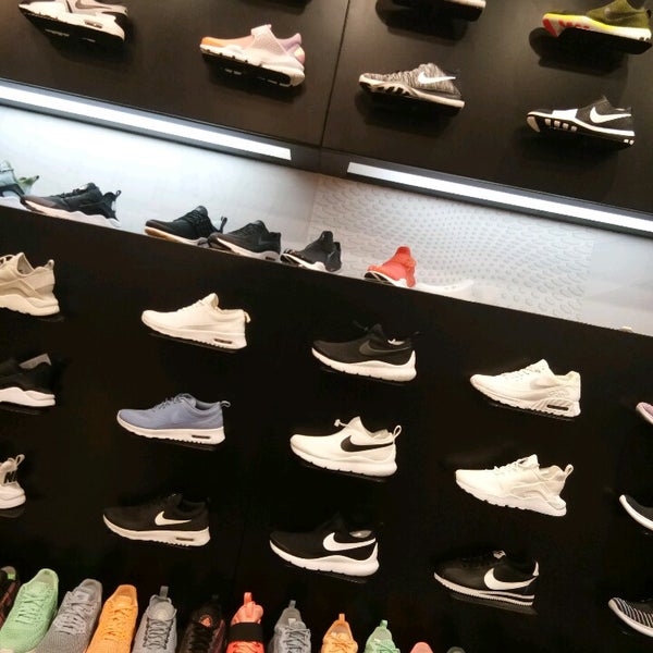 sm department store nike shoes