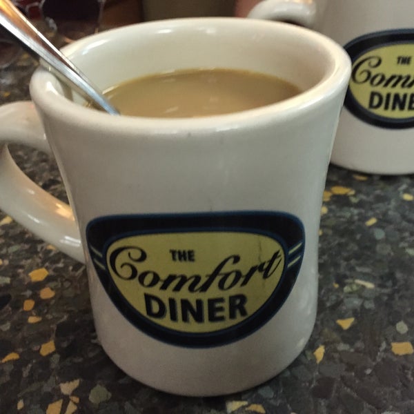 Photo taken at Comfort Diner by Aki T. on 9/12/2015