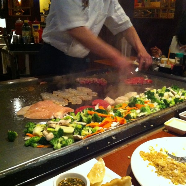 Foto tomada en Miyako Hibachi Sushi &amp; Steakhouse  por Gloria H. el 2/14/2013