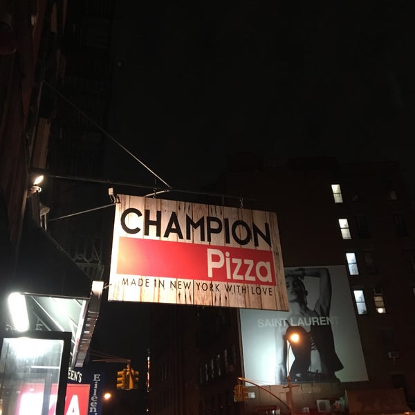 รูปภาพถ่ายที่ Champion Pizza โดย Alicia M. เมื่อ 12/1/2017