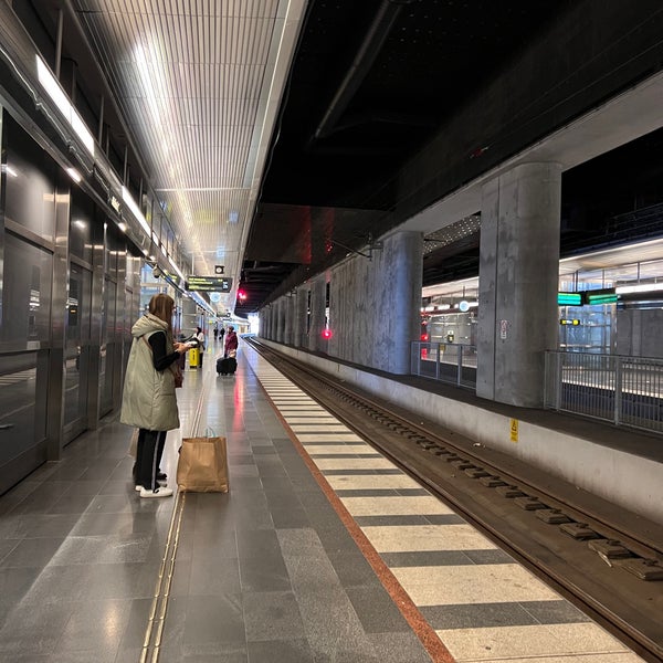 Foto diambil di Malmö Centralstation oleh Jim C. pada 10/23/2022
