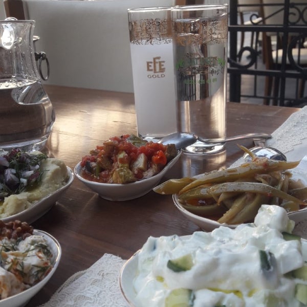 รูปภาพถ่ายที่ Eski Usül Meyhane โดย Zeynep A. เมื่อ 9/14/2019