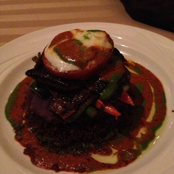 Foto diambil di Sterling&#39;s Seafood Steakhouse oleh Sahitya K. pada 7/6/2013