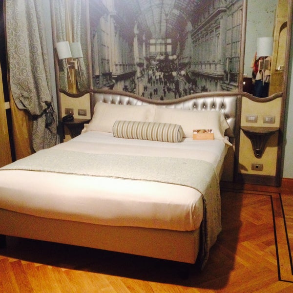 Das Foto wurde bei Grand Hotel Savoia von Yulia S. am 5/6/2015 aufgenommen