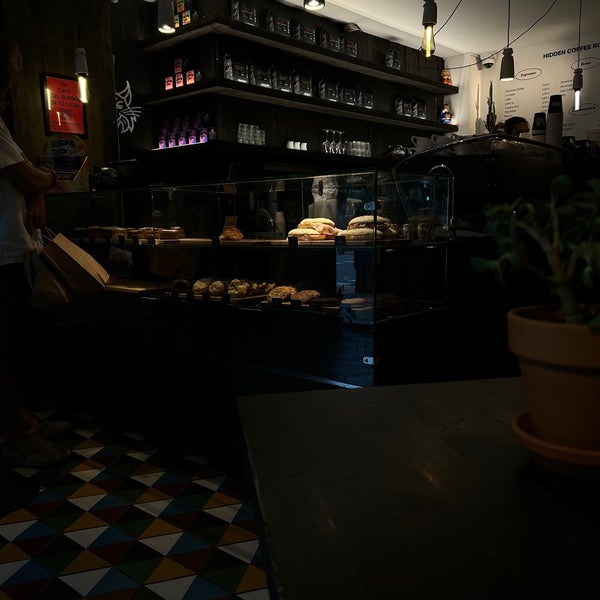 รูปภาพถ่ายที่ Hidden Café Barcelona โดย R เมื่อ 8/26/2023