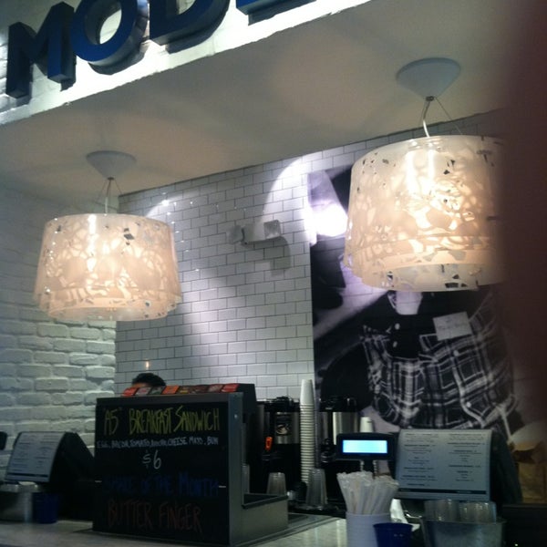 Foto diambil di Modern Burger oleh gno m. pada 1/11/2013