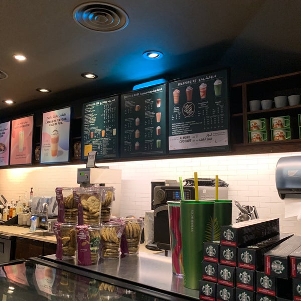 Foto tirada no(a) Starbucks por Lui Lee B. em 5/17/2022