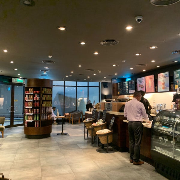 Foto tirada no(a) Starbucks por Lui Lee B. em 5/17/2022