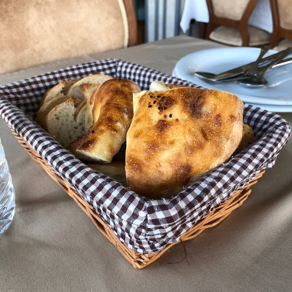 Foto diambil di Yeşiloğlu Restaurant oleh banu pada 11/7/2019