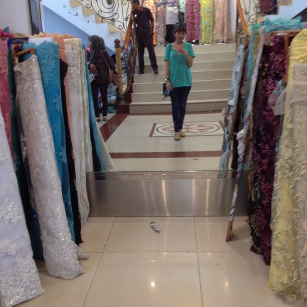 Foto Di Grand Monalisa Tekstil Toko Pakaian Foto Di Grand Monalisa Tekstil Toko Pakaian