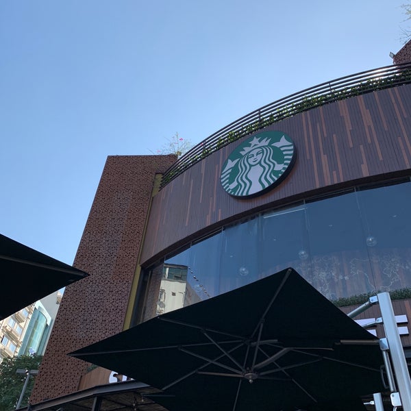Photo taken at Starbucks by Kendu N. on 10/28/2018