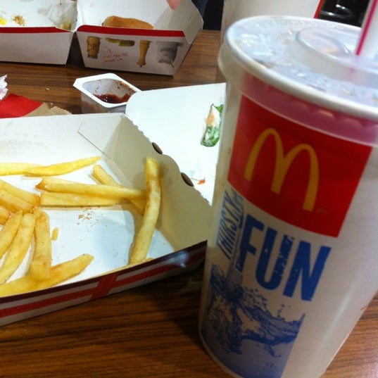 Снимок сделан в McDonald&#39;s пользователем Ely Ilhem L. 12/5/2012