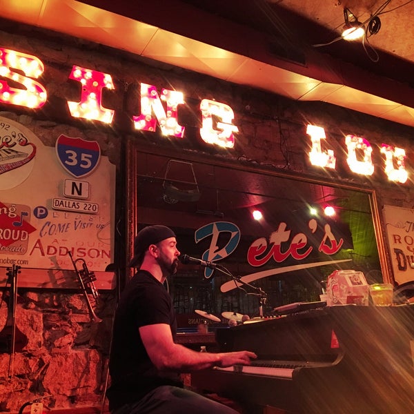 Foto diambil di Pete&#39;s Dueling Piano Bar oleh Mujdat P. pada 4/23/2018