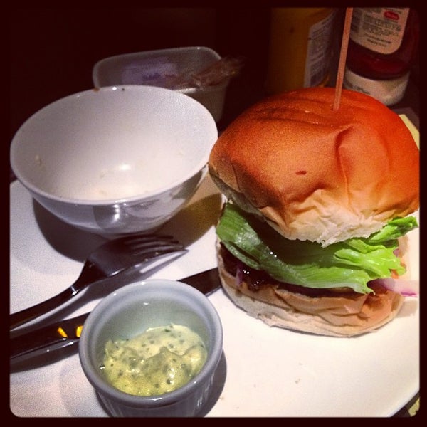 Foto diambil di New Yorker Burger oleh Aron T. pada 4/18/2013