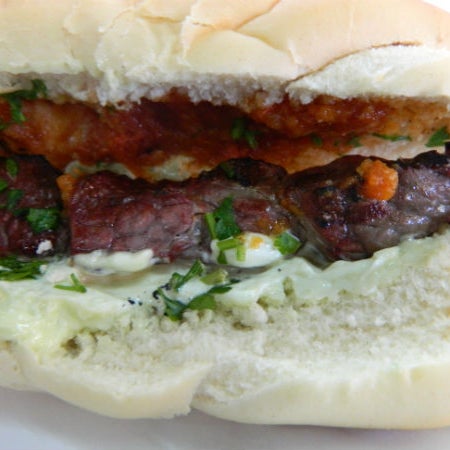 Churrasquinho de gado com maionese, molho vermelho e tempero verde, dentro de um pão de cachorro quente daqueles de carrocinha. http://bit.ly/12xScdi