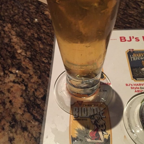 Photo taken at BJ&#39;s Restaurant &amp; Brewhouse by D C. on 7/4/2016