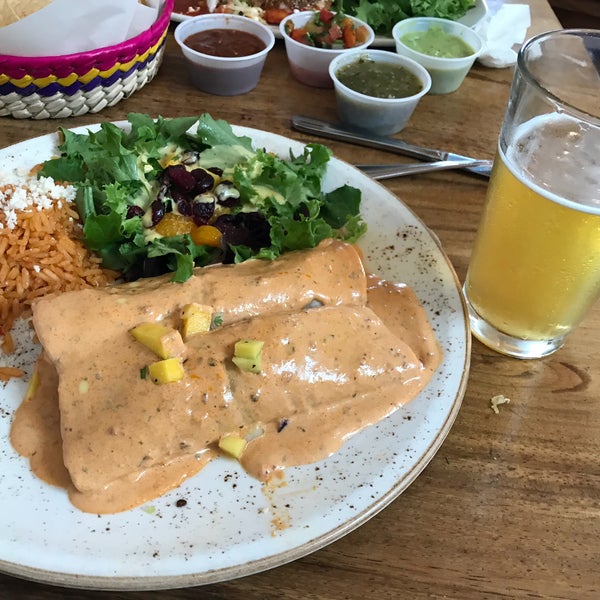 Das Foto wurde bei Los Agaves Restaurant von Sean C. am 7/30/2018 aufgenommen