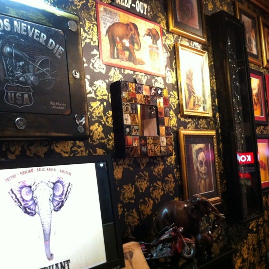 10/18/2012 tarihinde Levent C.ziyaretçi tarafından Elephant Tattoo &amp; Piercing'de çekilen fotoğraf