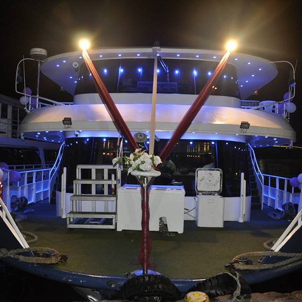 1/18/2017 tarihinde Seyr-ü Sefa Teknesi | İstanbul Tekne Kiralama &amp; Teknede Düğünziyaretçi tarafından Seyr-ü Sefa Teknesi | İstanbul Tekne Kiralama &amp; Teknede Düğün'de çekilen fotoğraf