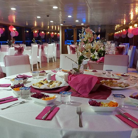 Foto scattata a Seyr-ü Sefa Teknesi | İstanbul Tekne Kiralama &amp; Teknede Düğün da Seyr-ü Sefa Teknesi | İstanbul Tekne Kiralama &amp; Teknede Düğün il 1/18/2017