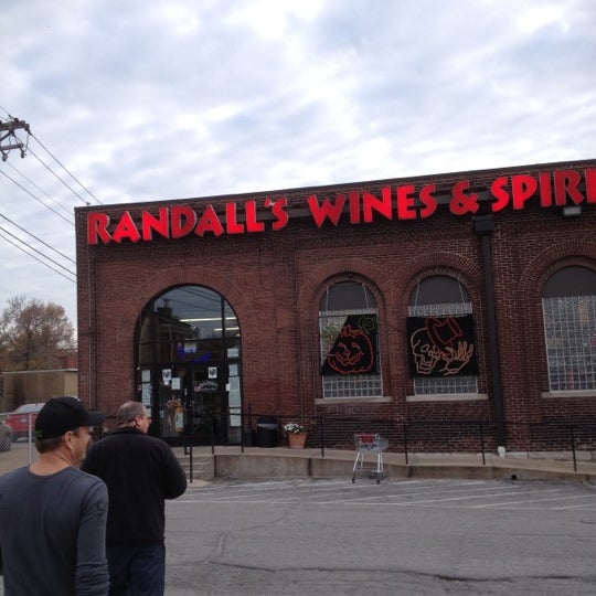 Снимок сделан в Randall&#39;s Wines &amp; Spirits пользователем Carmen G. 11/1/2012