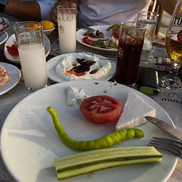 Foto tirada no(a) Muzom Restoran por Burak Y. em 8/19/2022