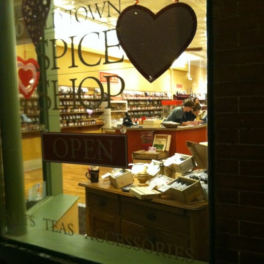 Foto diambil di Old Town Spice Shop oleh JoAnn C. pada 1/19/2013