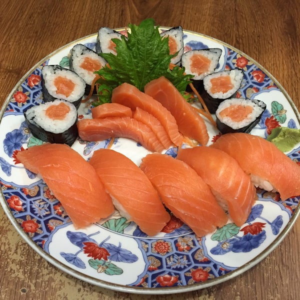 Te gusta el Salmon pide la Combinacion rollo sashimi y sushi de salmon
